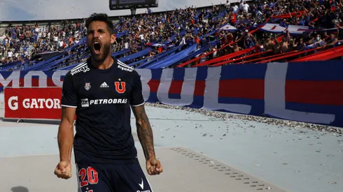 Larrivey celebrando uno de sus tantos goles en la U.