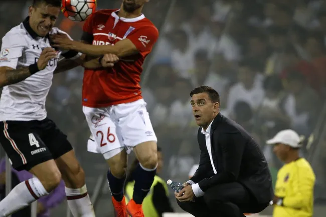 Pablo Guede mira una disputa de balón entre Matías Zaldivia y José Luis Muñoz. (Andrés Piña/Photosport).