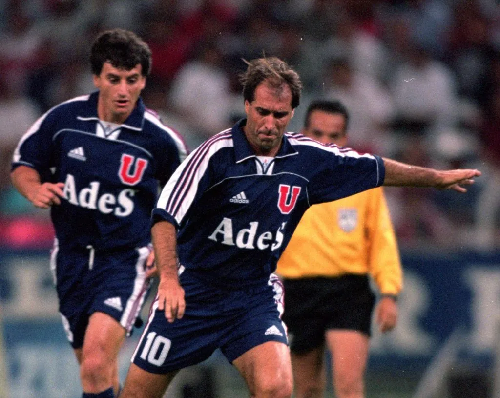 Leo Rodríguez y Pedro González defienden la camiseta de Universidad de Chile. \ Mandatory Credit: Allsport UK /Allsport