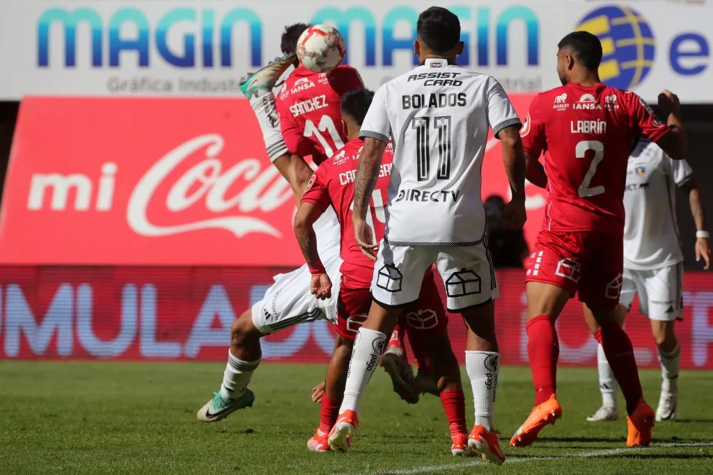 Damián Pizarro estuvo a punto de anotar con esta pirueta en Chillán. (Jonnathan Oyarzun/Photosport).