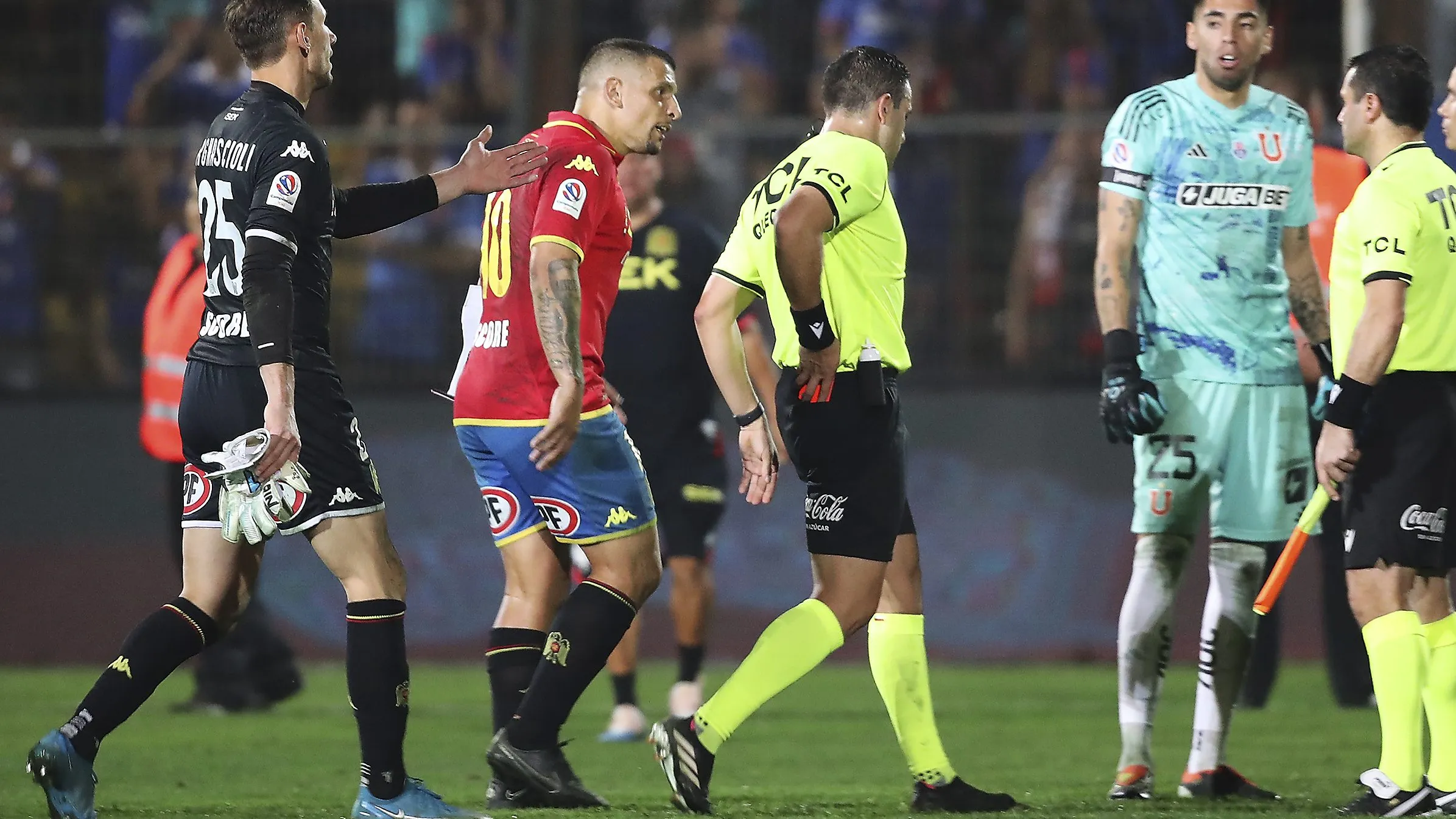 Emiliano Vecchio terminó expulsado por los reclamos. Foto: Jonnathan Oyarzun/Photosport