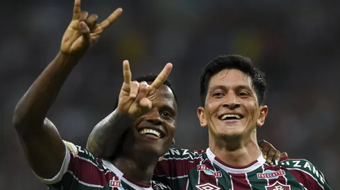 Germán Cano (derecha) celebra uno de sus goles del año pasado con Arias