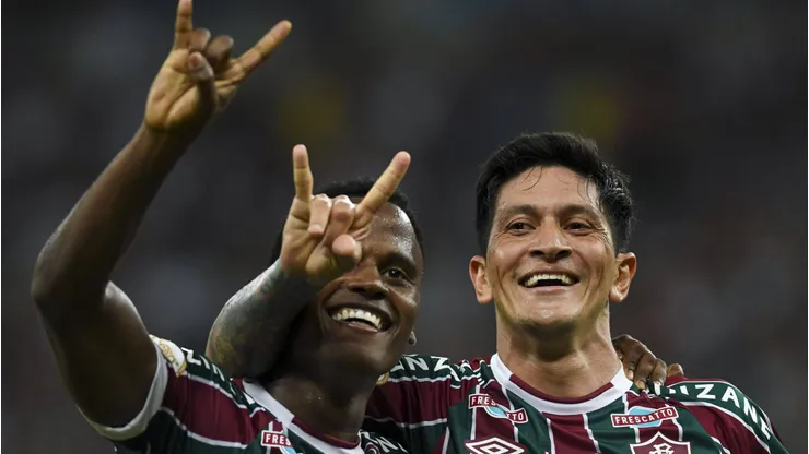 Germán Cano (derecha) celebra uno de sus goles del año pasado con Arias