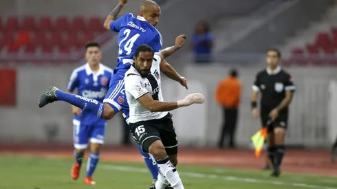 Pereira lucha un balón con Beausejour en la final de la Copa Chile 2015 que la U ganó por penales ante Colo Colo.