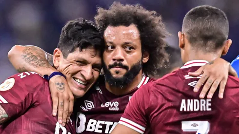 Marcelo celebra junto a Germán Cano y André, tres piezas claves del Fluminense campeón de América en 2023.