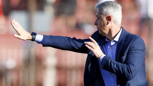 Tiago Nunes da instrucciones en el 2-0 de la Católica ante Cobresal.