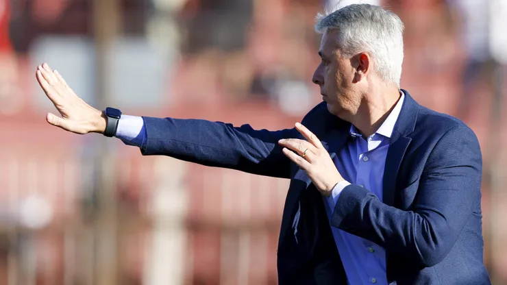 Tiago Nunes da instrucciones en el 2-0 de la Católica ante Cobresal.