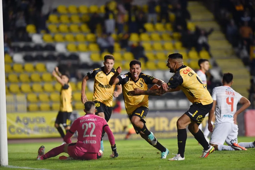 Otra imagen del festejo de Martín Mundaca tras su doblete ante los loínos. (Alejandro Pizarro Ubilla/Photosport).