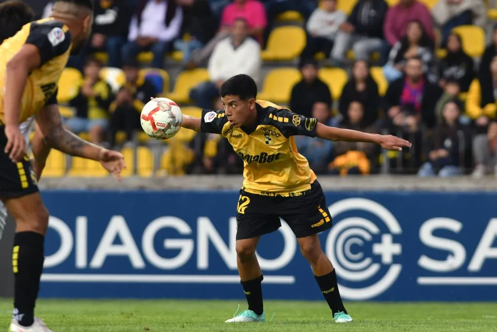 Martín Mundaca con plena concentración en la pelota. (Alejandro Pizarro Ubilla/Photosport).