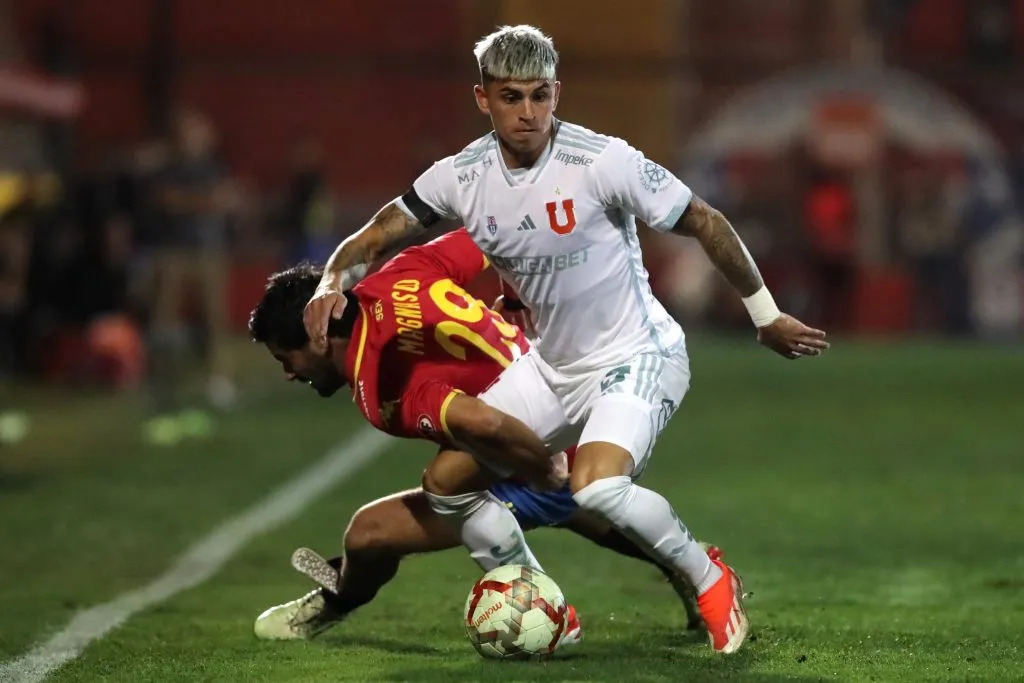 Maxi Guerrero ante Stefano Magnasco en el estadio Santa Laura. (Jonnathan Oyarzun/Photosport).