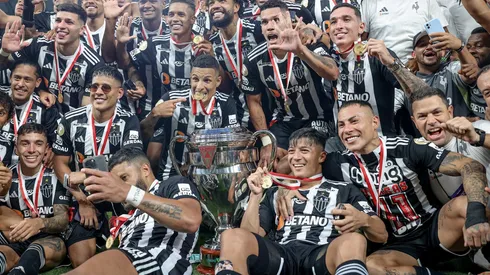 Eduardo Vargas celebra su cuarto título estadual con Atlético Mineiro.