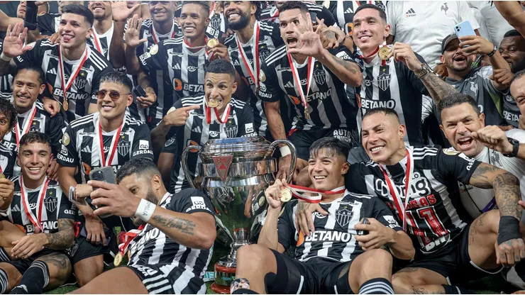 Eduardo Vargas celebra su cuarto título estadual con Atlético Mineiro.