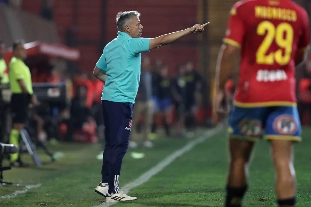 Gustavo Álvarez da indicaciones en el Santa Laura.  (Jonnathan Oyarzun/Photosport).