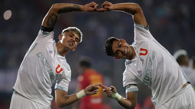 Maxi Guerrero celebra junto a Fabián Hormazábal el 1-0 de la U ante Unión Española.