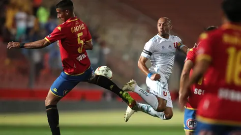 Diego González disputa un balón con Marcelo Díaz.