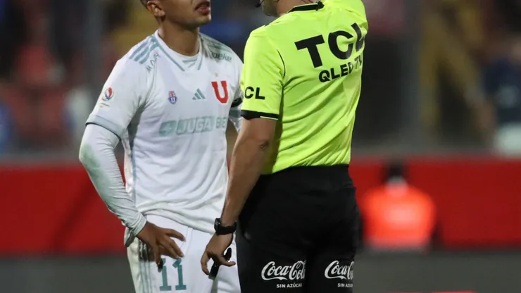 Nicolás Guerra recibió así la tarjeta amarilla. 
(Jonnathan Oyarzun/Photosport).