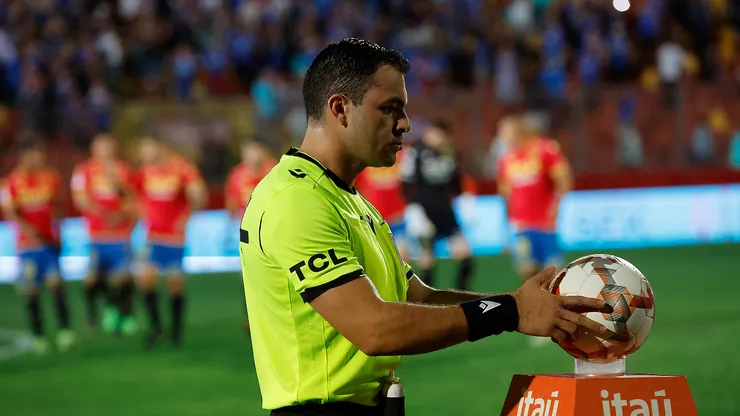 Diego Flores, el árbitro del Unión Española vs. U. de Chile. 
(Pepe Alvújar/Photosport).