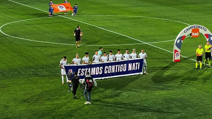 El plantel de la U masculina le dio ánimo a la portera azul del equipo femenino. (Foto: Cristián Fajardo | RedGol).