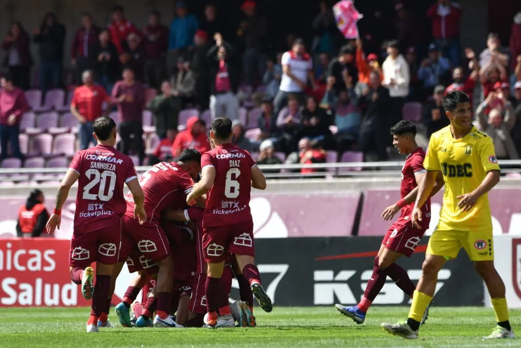 Deportes La Serena festeja el golazo de Carlos Lobos ante U. de Concepción. (Alejandro Pizarro Ubilla/Photosport).