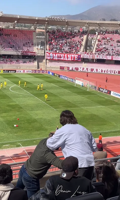 El abrazo de Montecinos con Mauricio Salazar. (Captura Only Granates).