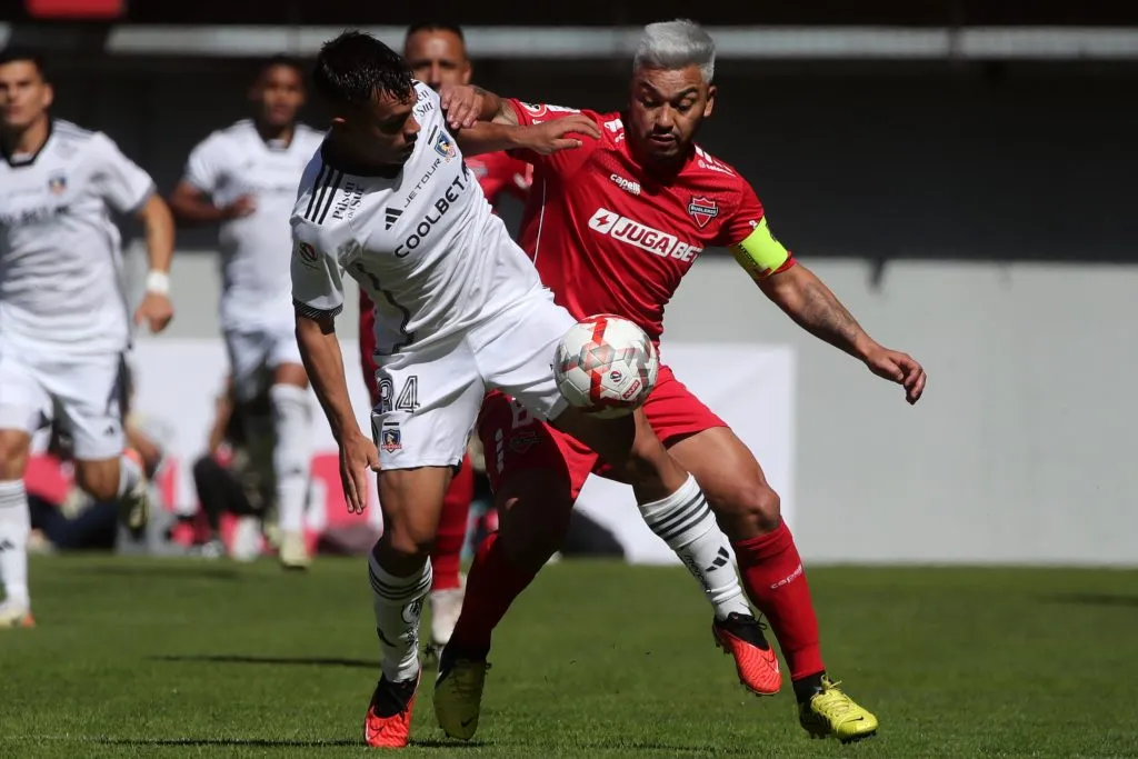 Lorenzo Reyes marca a Vicente Pizarro. (Jonnathan Oyarzun/Photosport).