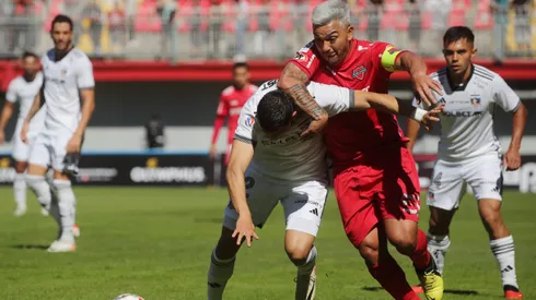 Lolo Reyes lucha en el partido entre Ñublense y Colo Colo.