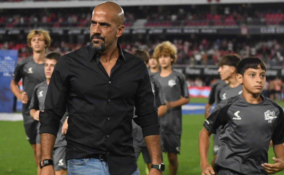 Juan Sebastián Verón festeja la recuperación de Javier Altamirano