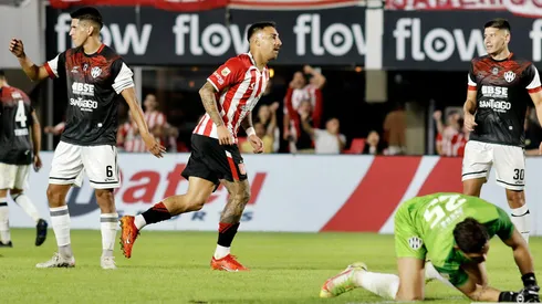 Estudiantes goleó en casa a Central Córdoba.