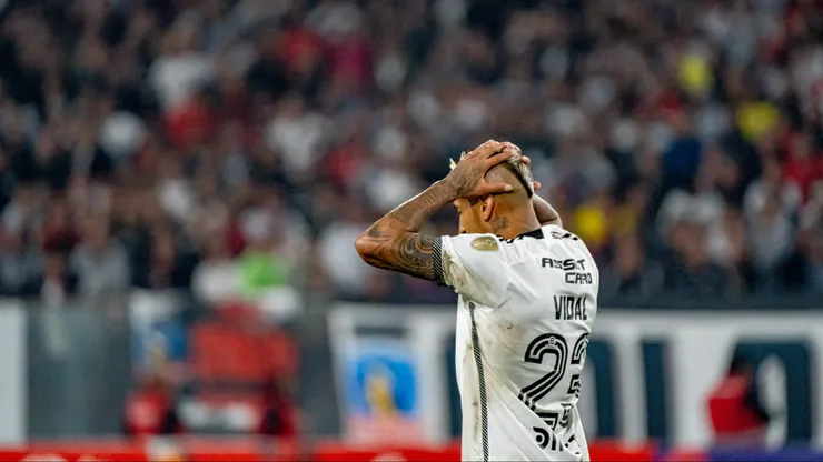 Arturo Vidal tuvo un bajo rendimiento en Colo Colo ante Cerro Porteño.
