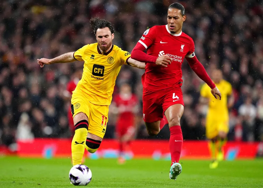 Ben Brereton contra Liverpool en la Premier League.