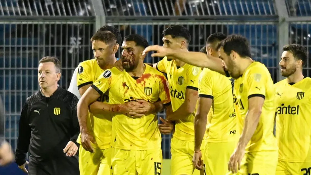 ¿Hasta cuándo? Cobarde agresión a jugador de Peñarol en duelo ante Rosario Central.