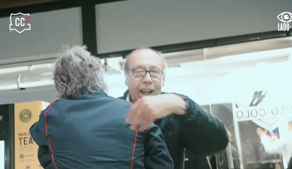 El abrazo entre Daniel Morón y Alfredo Stöhwing tras el pitazo final de Facundo Tello. (Captura Lado B | Colo Colo).