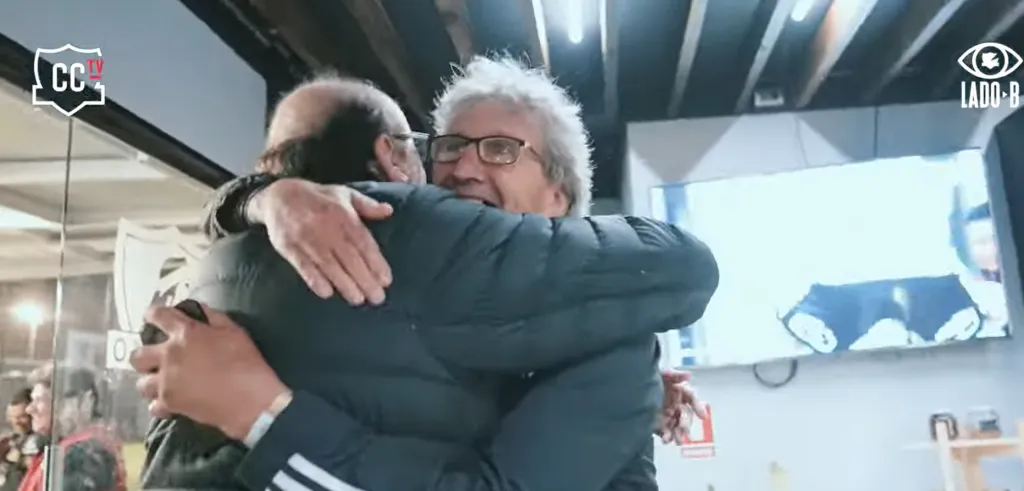 El abrazo tras el gol de Lucas Cepeda. (Captura Lado B | Colo Colo).