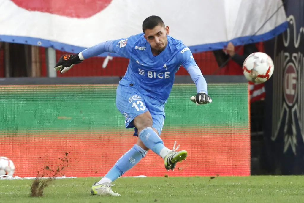 Thomas Gillier en acción ante Ñublense. Atajó un penal, aunque en el rebote Patricio Rubio marcó el 1-0 decisivo. (Jonnathan Oyarzun/Photosport).