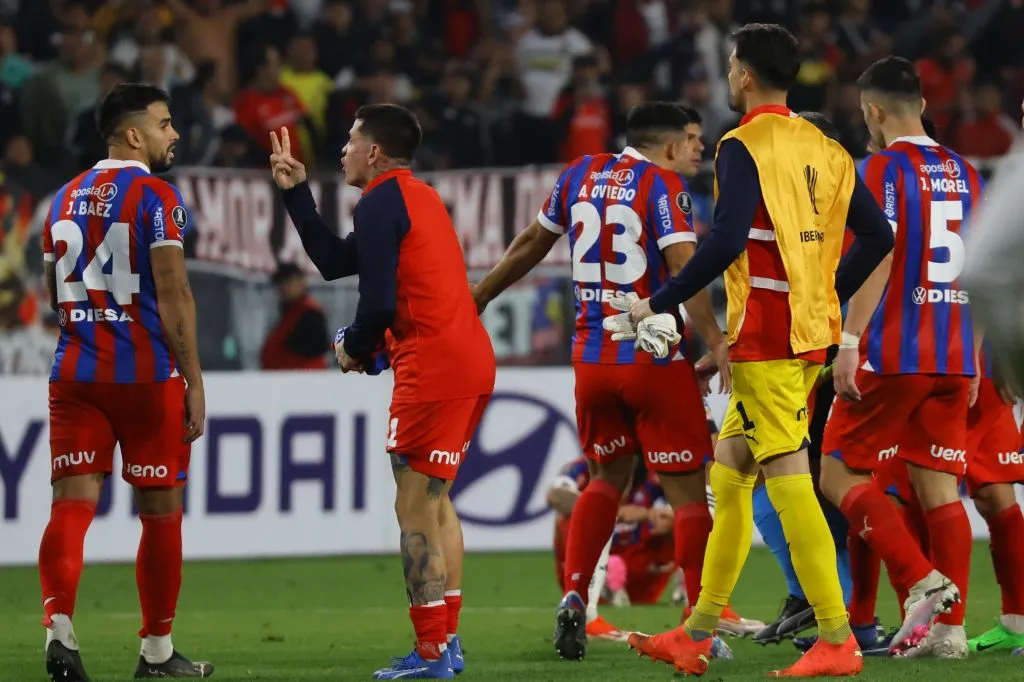 Cerro Porteño protesta tras la caída en el Monumental. (Marcelo Hernandez/Photosport).