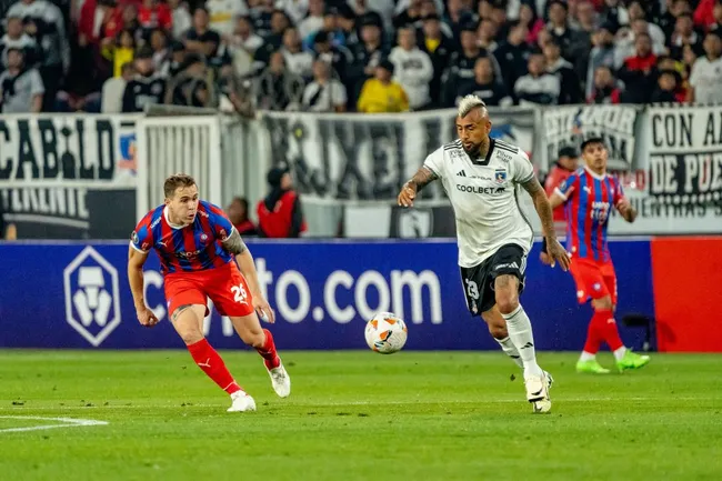 Vidal no tuvo el mejor de los rendimientos en Colo Colo ante Cerro Porteño. | Foto: Guillermo Salazar.