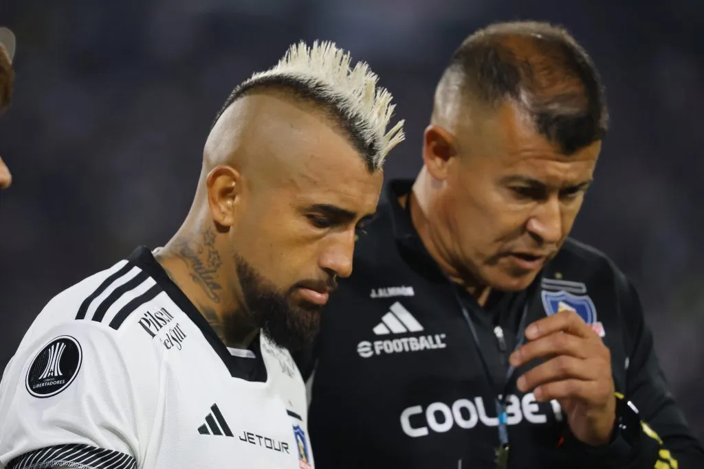 Jorge Almirón destacó el aporte de Arturo Vidal en el camarín de Colo Colo. Foto: Photosport.