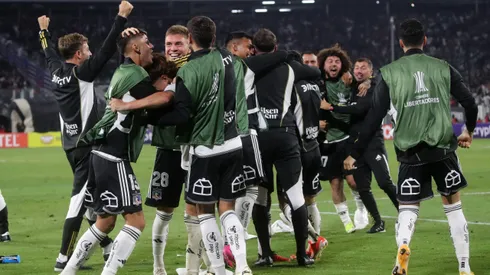 Maxi Falcón se integró a la celebración saltando en un solo pie.