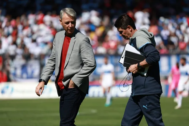 Tiago Nunes junto a Rodrigo Valenzuela, uno de sus ayudantes en la UC.  (Eduardo Fortes/Photosport).