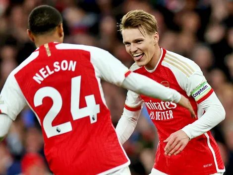 Arsenal gana y dormirá como puntero este miércoles