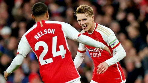 Arsenal llegó a 68 puntos y es el nuevo líder de la Premier.