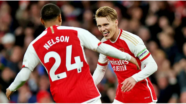 Arsenal llegó a 68 puntos y es el nuevo líder de la Premier.