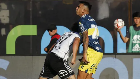 Por esta falta, Maximiliano Falcón fue expulsado en el partido que Colo Colo le ganó a Everton.