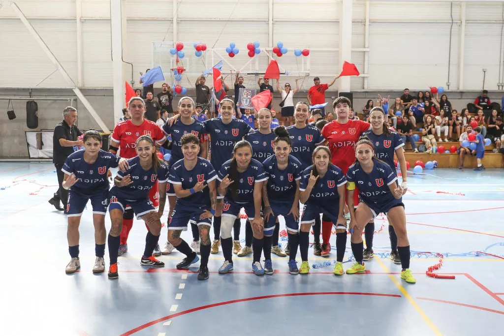El plantel de la U campeona de Copa Chile. Foto: Sebastián Ñanco.