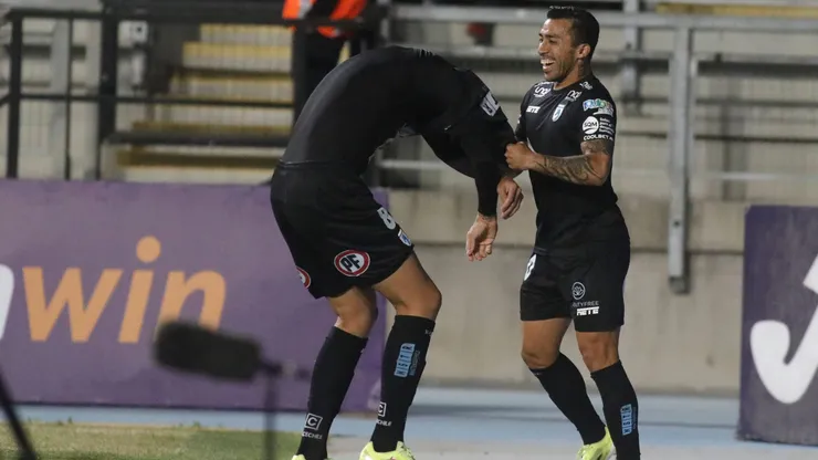 Edson Puch celebra un gol con Steffan Pino.