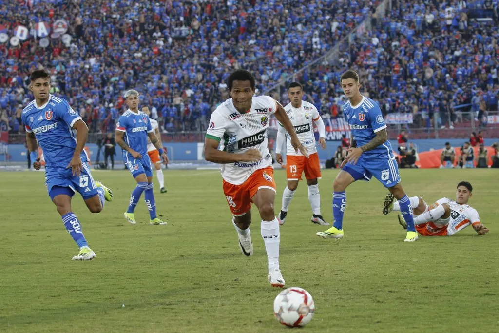 César Munder en acción ante la U en el Estadio Nacional. Dirá presente ante Barcelona de Ecuador por la Libertadores. (Dragomir Yankovic/Photosport).