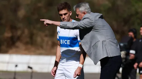 Tiago Nunes le da indicaciones a Guillermo Soto en la visita de la UC a Huachipato.