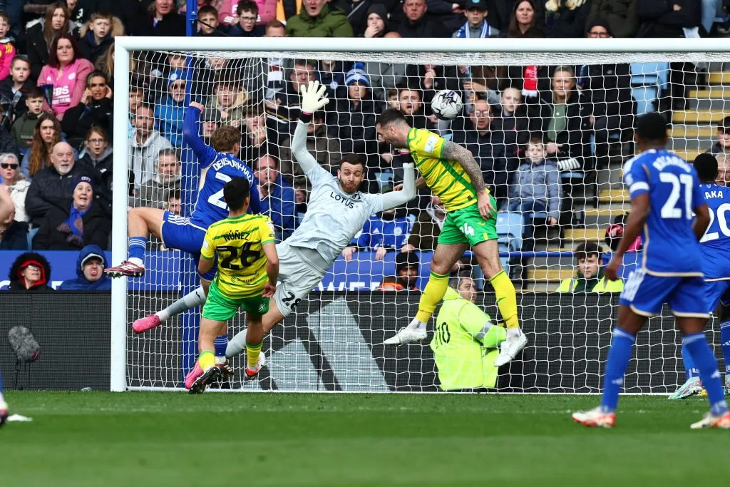 Marcelino Núñez y Norwich cayeron ante el líder Leicester City en la Championship. Foto: IMAGO.