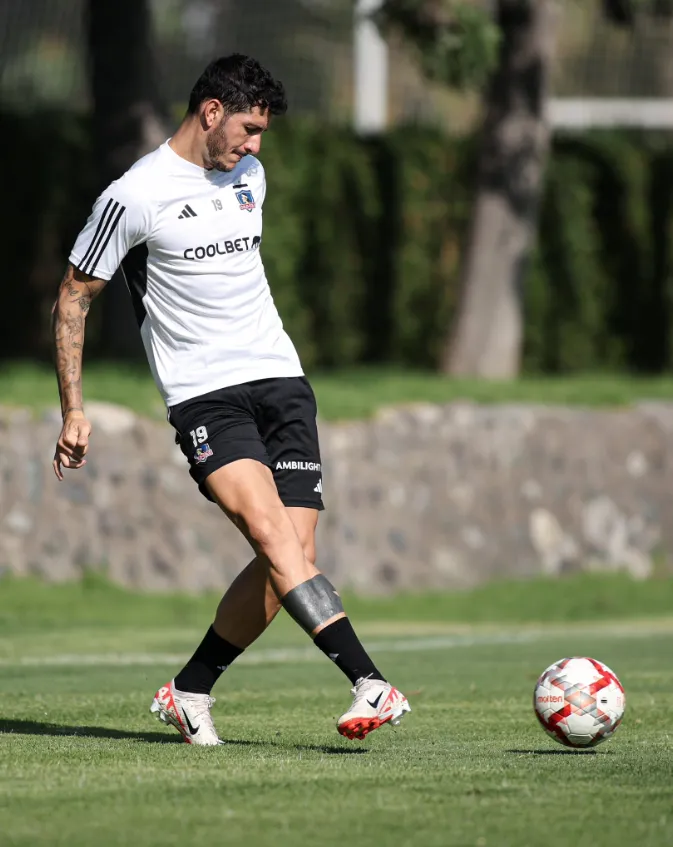 Gonzalo Castellani en su primer día como albo. (Foto: Colo Colo).