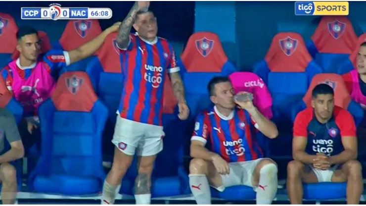 A Iturbe no le gustó para nada ser reemplazado ante Nacional.